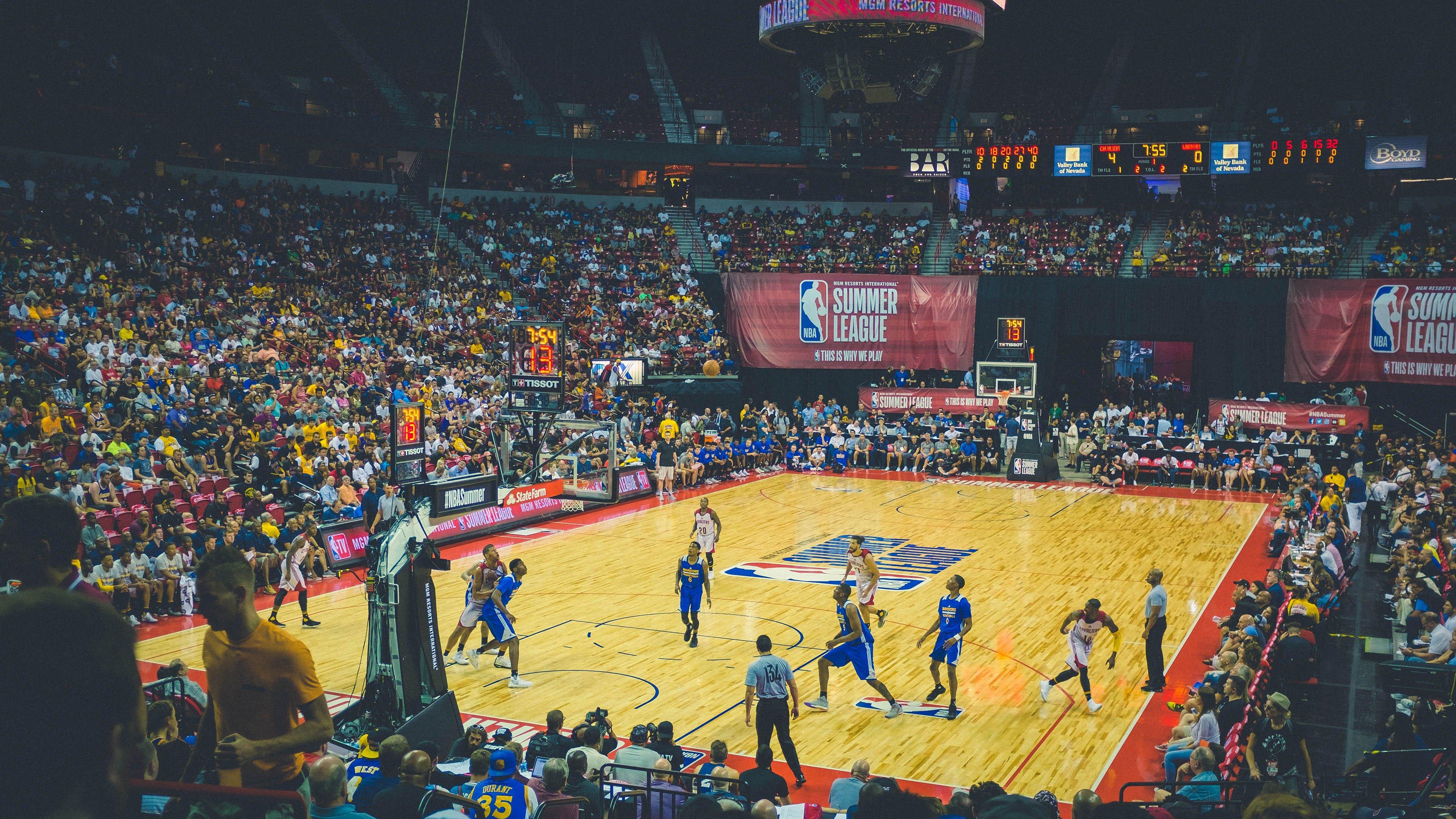 库里狂砍50分率勇士逆转取胜，创多项历史纪录