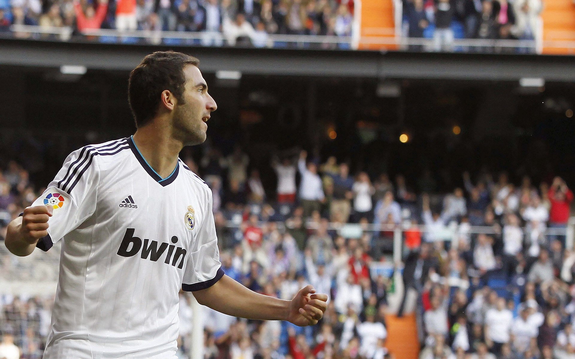 西甲联赛上演巅峰对决，皇马与巴萨激战诺坎普